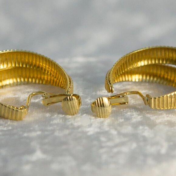 VINTAGE Gold Tone Double Side By Side Ribbed Hoop Earrings CLIP ON STYLE - Picture 8 of 8